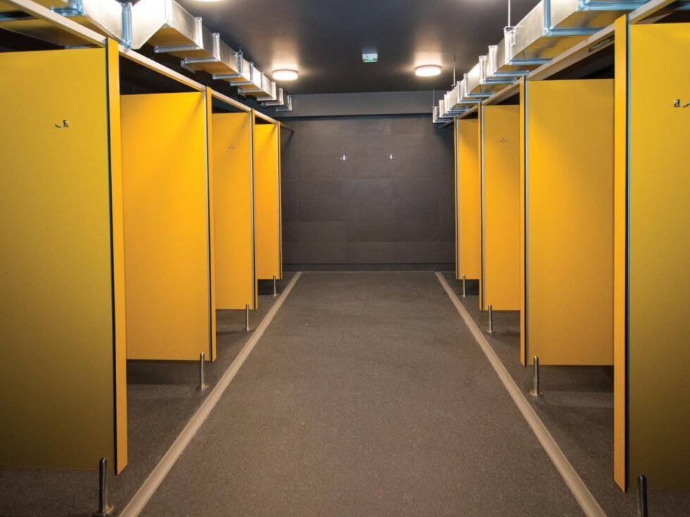 Почему выбирают HPL пластик для душевых перегородок?