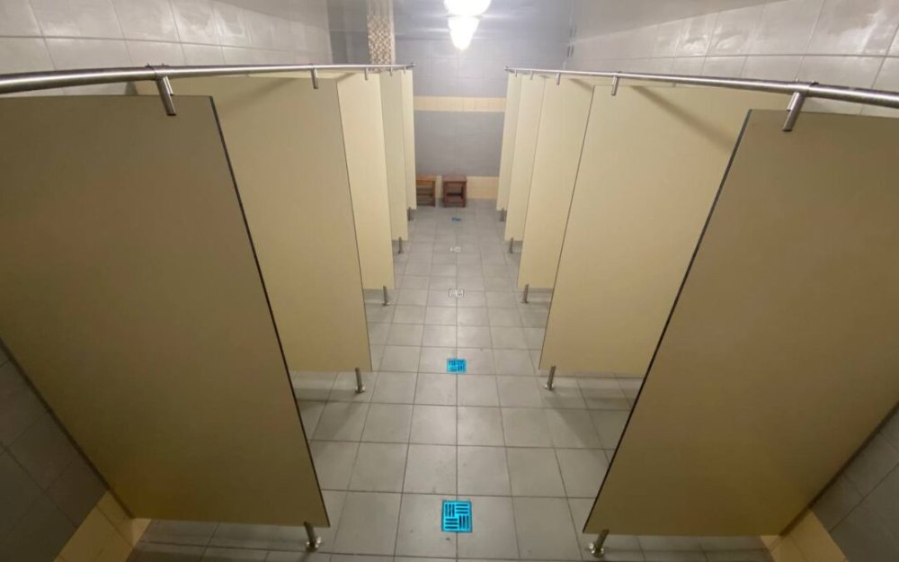 Изготовление и монтаж душевых перегородок из HPL на заводе ХРОМ г. Ярославль.